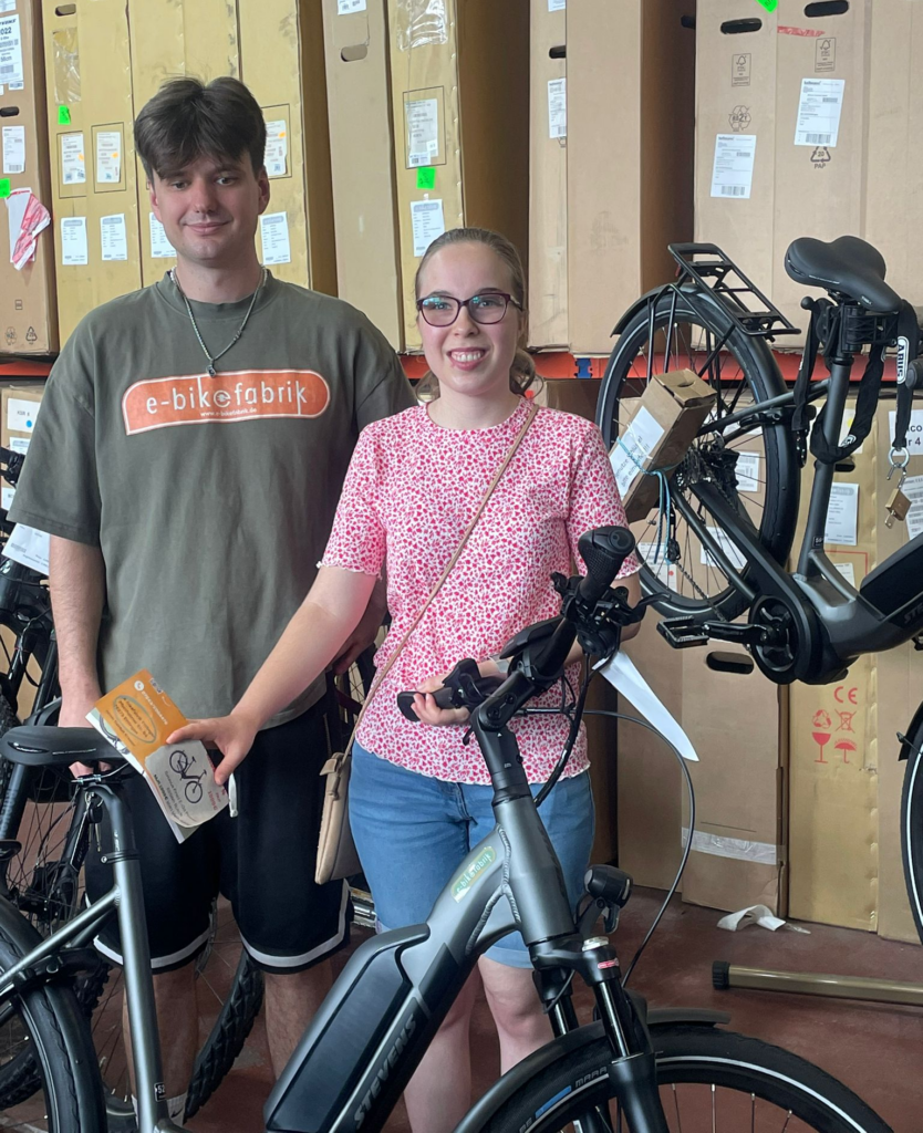 Gewinnerin mit ihrem E-Bike in der e-bike fabrik Ettlingen