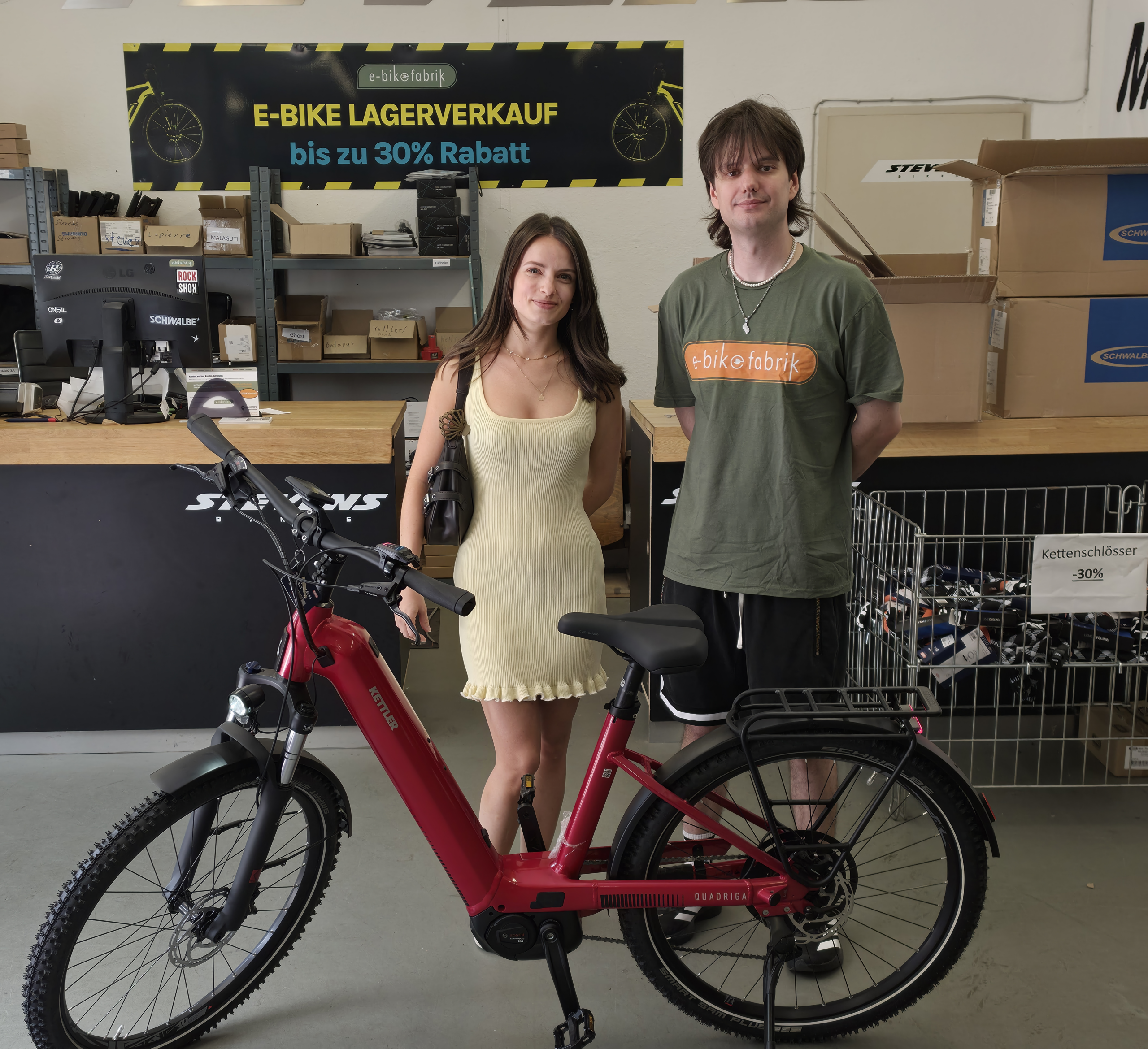 Gewinnerin mit ihrem roten E-Bike in der e-bike fabrik Ettlingen